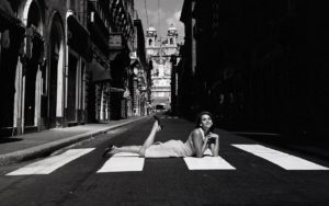 Roma, Italia, 15 agosto 1964. Roma deserta, l'attrice Paola Pitagora in via Condotti il giorno di ferragosto